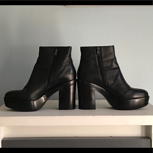 ASH DAKOTA - Picture 6 of 11